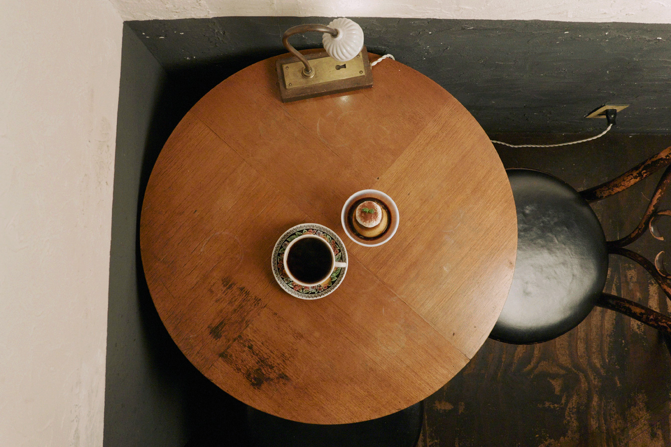 札幌のカフェテーブルに置かれたコーヒーと食事